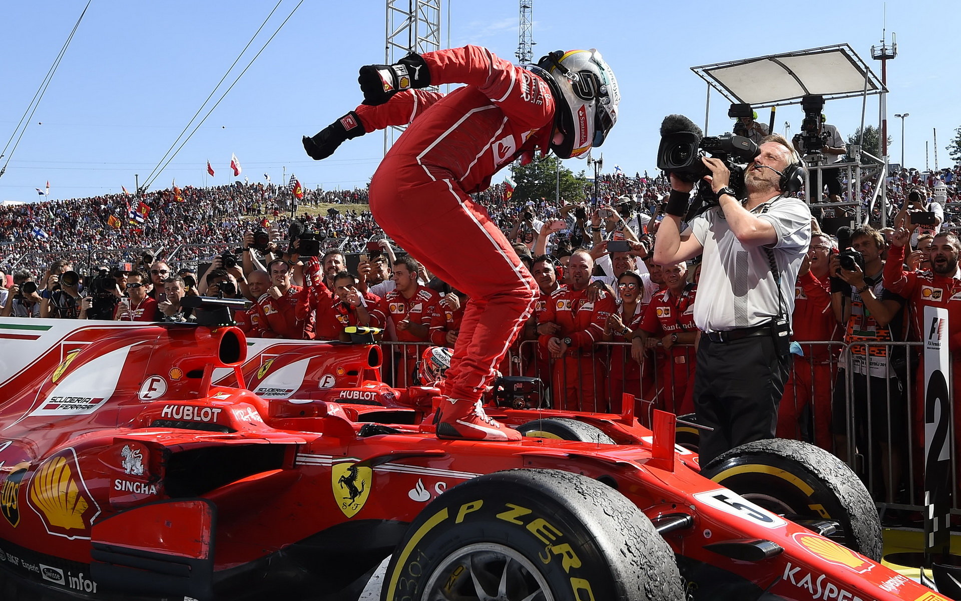 Sebastian Vettel jako vítěz po závodě v Maďarsku