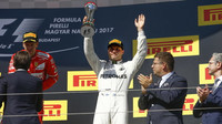 Valtteri Bottas na pódiu po závodě v Maďarsku