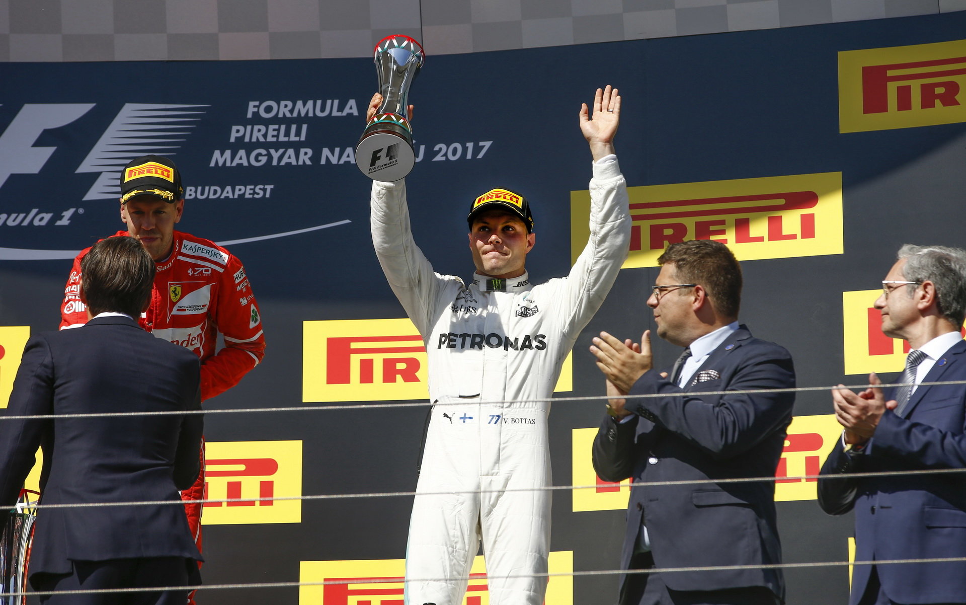 Valtteri Bottas na pódiu po závodě v Maďarsku