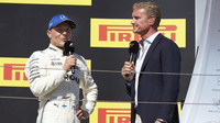 Valtteri Bottas s Davidem Coulthartem na pódiu po závodě v Maďarsku