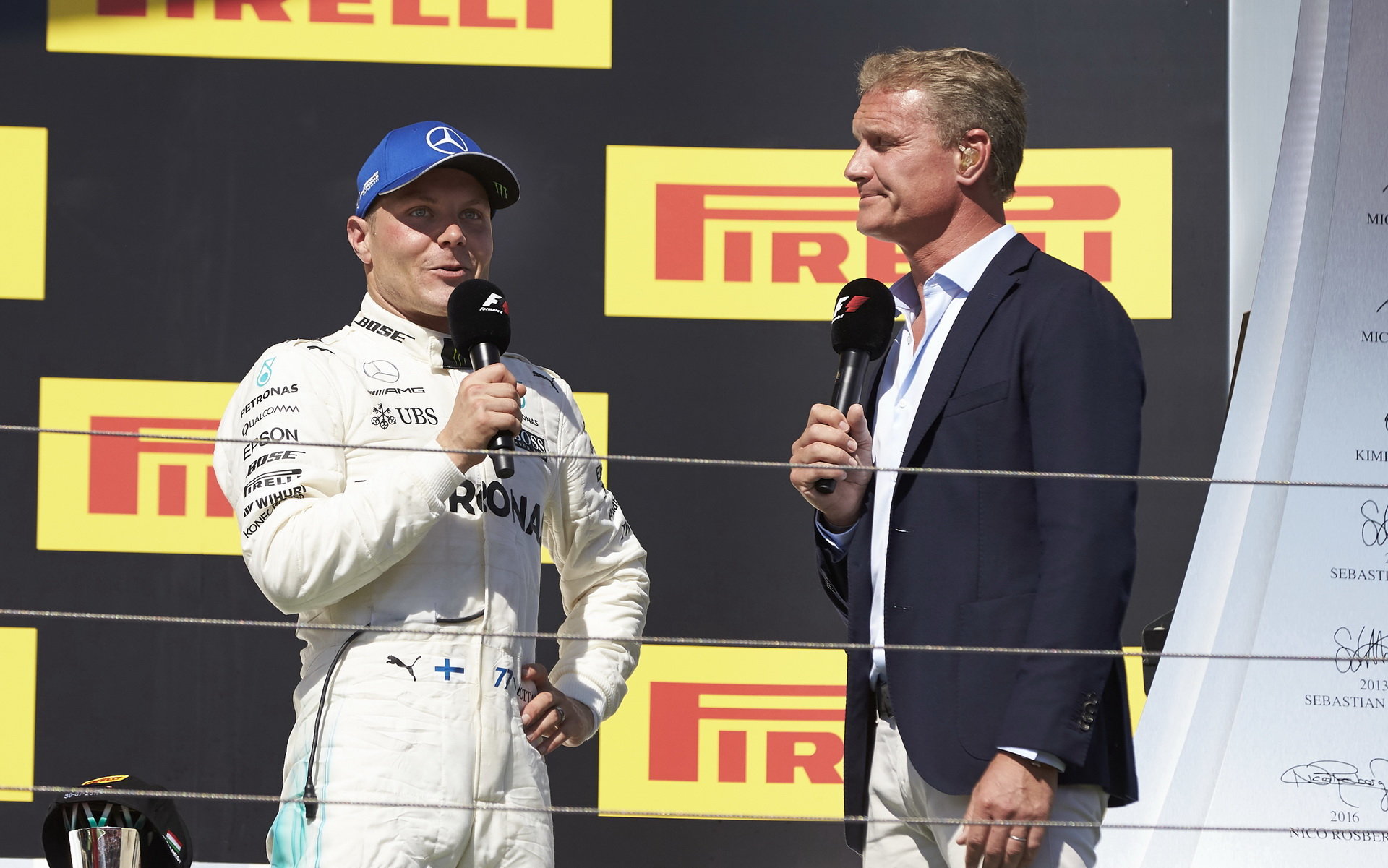 Valtteri Bottas s Davidem Coulthartem na pódiu po závodě v Maďarsku