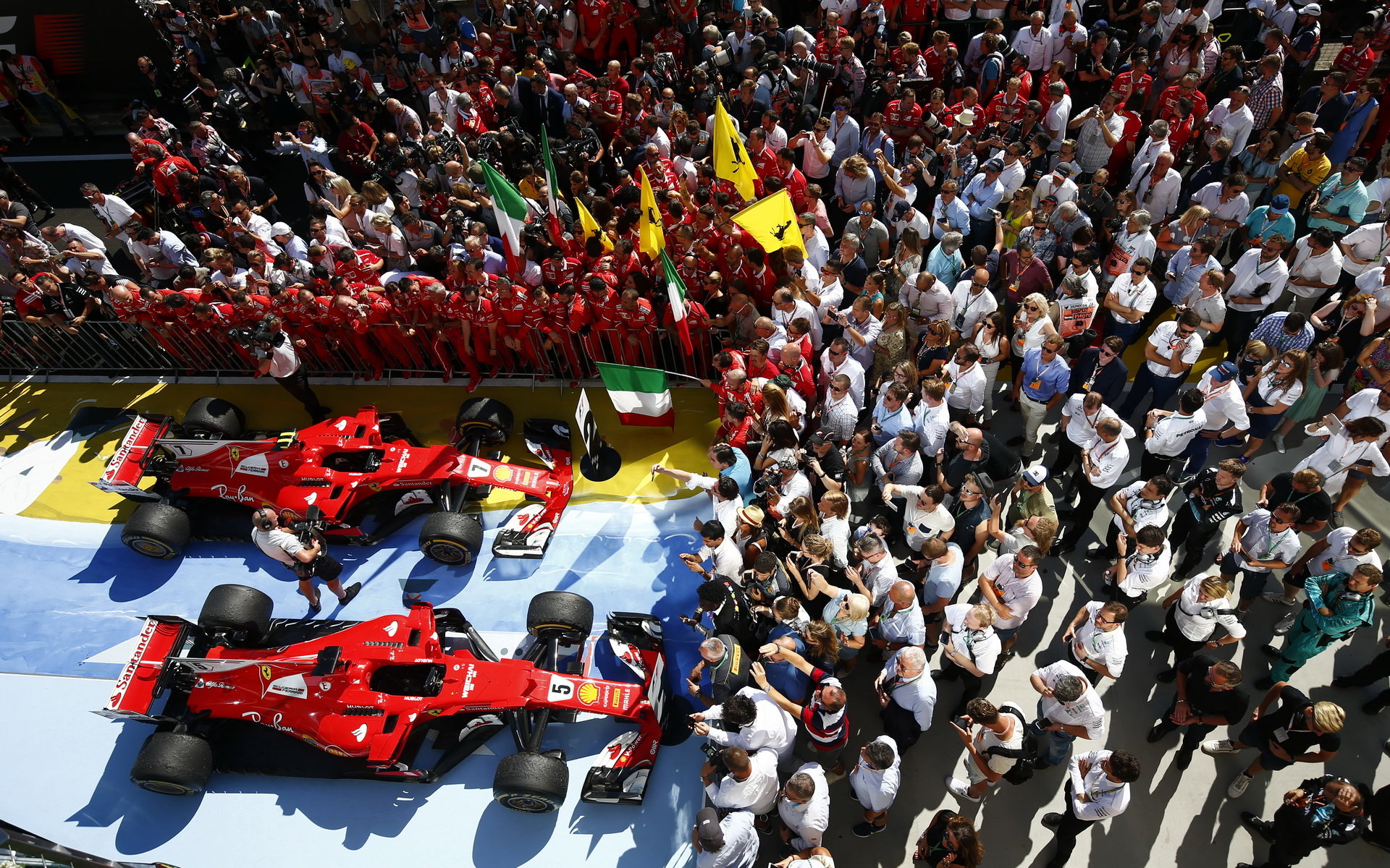 Sebastian Vettel a Kimi Räikkönen po vítězném závodě v Maďarsku