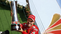 Sebastian Vettel se svou trofejí za vítězství v závodě v Maďarsku