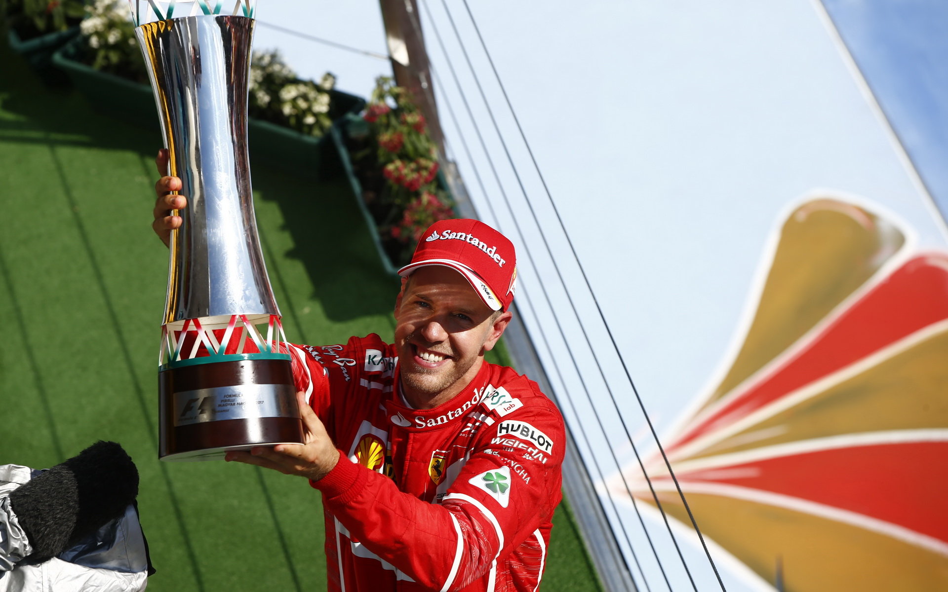 Sebastian Vettel se svou trofejí za vítězství v závodě v Maďarsku