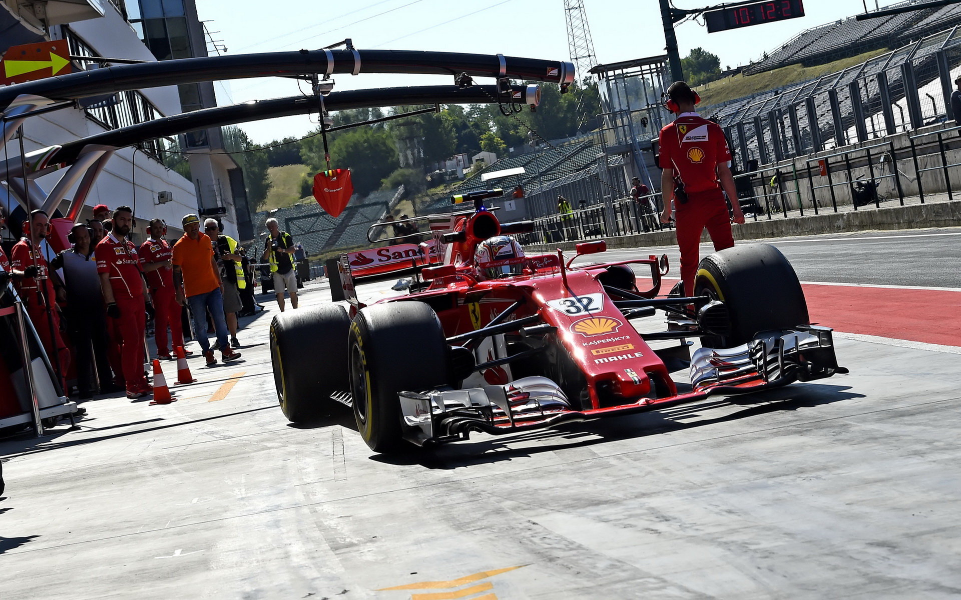 Charles Leclerc během loňských testů Ferrari v Maďarsku