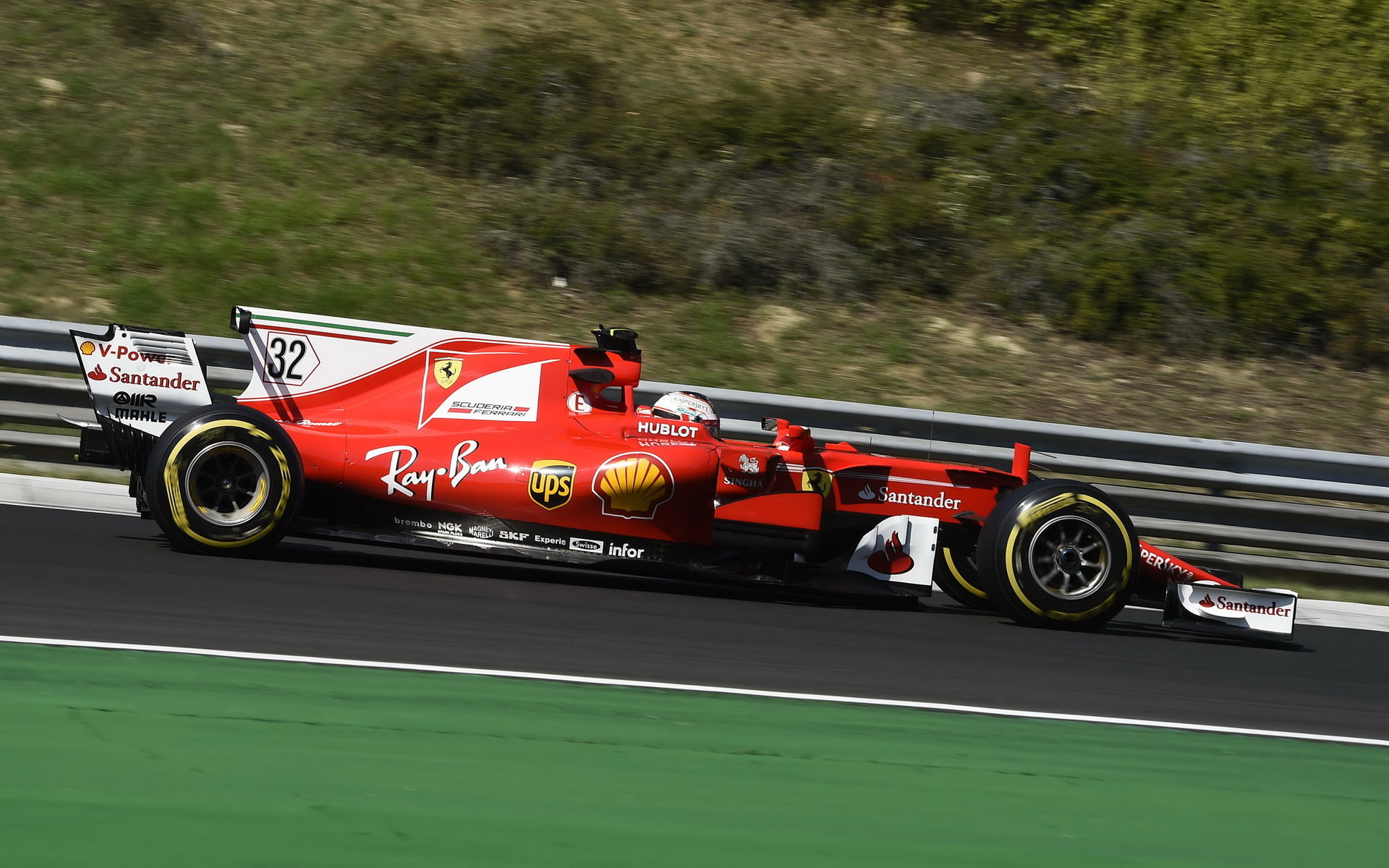 Charles Leclerc testuje první den vůz Ferrari SF70H v Maďarsku