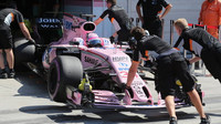 Lucas Auer testuje první den vůz Force India VJM10 - Mercedes v Maďarsku