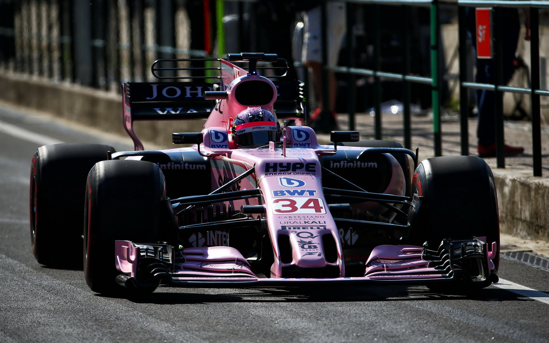 Lucas Auer testuje první den vůz Force India VJM10 - Mercedes v Maďarsku