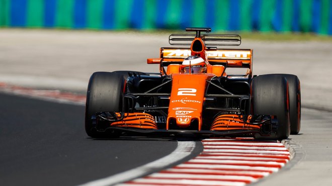Stoffel Vandoorne s McLarenem při testech v Maďarsku