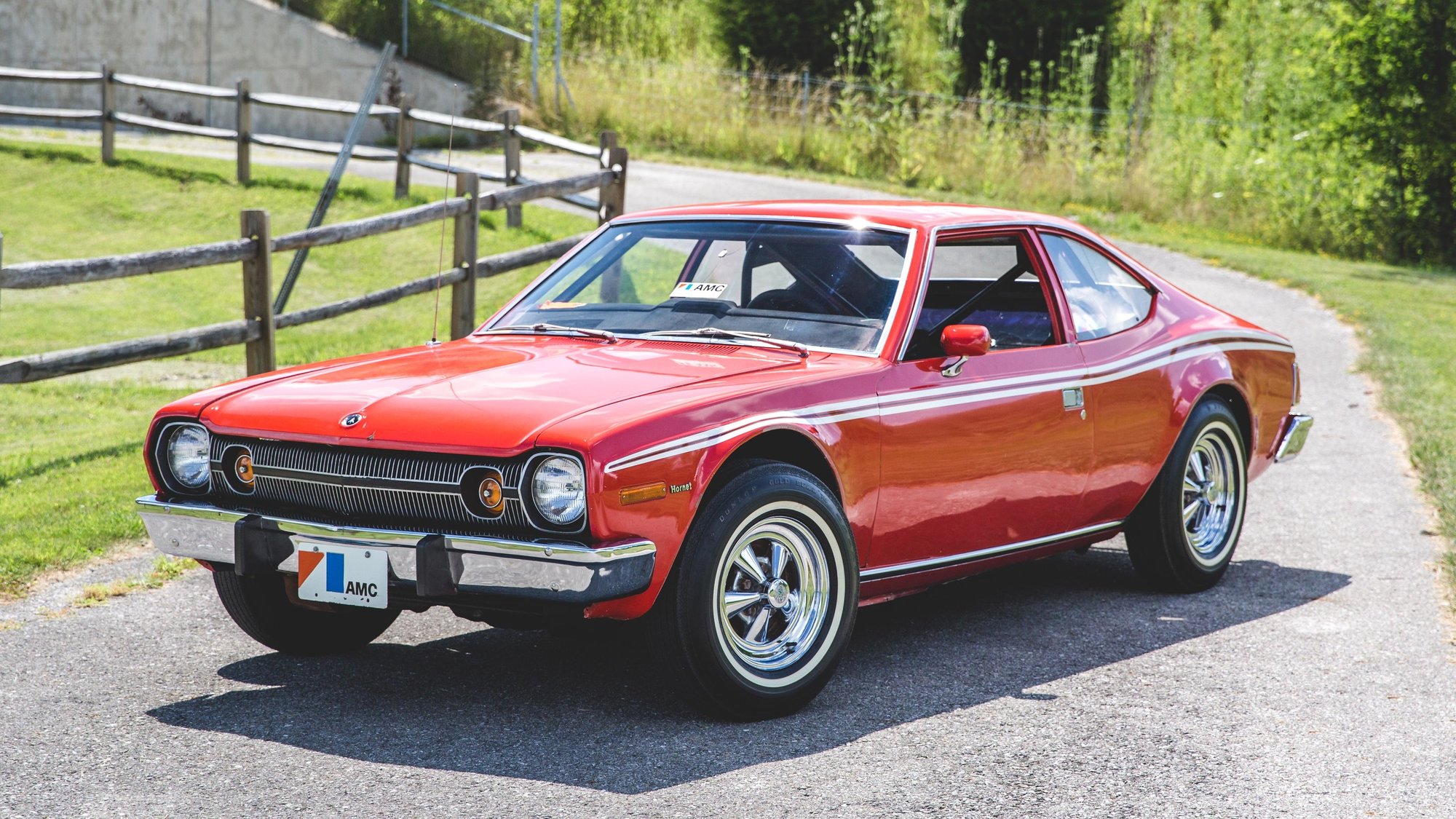 Legendární vůz AMC Hornet z Bondovky Muž se zlatou zbraní