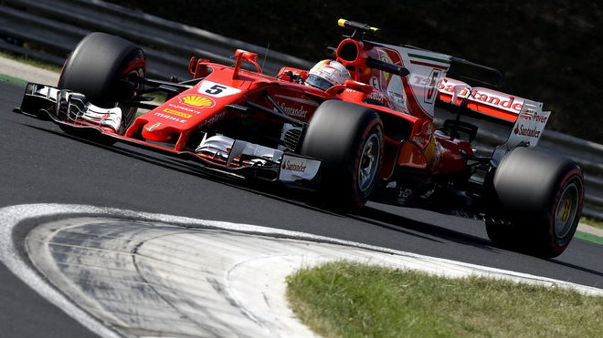 Sebastian Vettel při testech klíčových komponent pro 2. polovinu sezóny v Maďarsku
