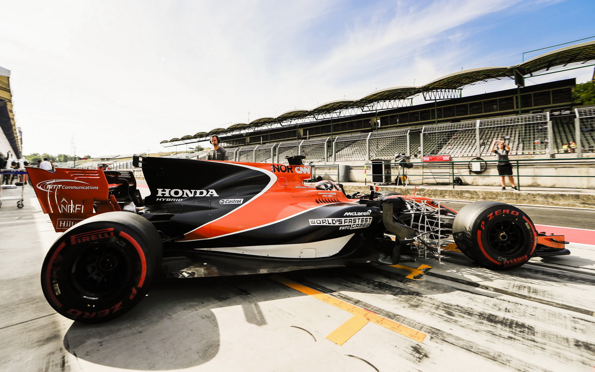 McLaren poháněný Hondou při testech v Maďarsku