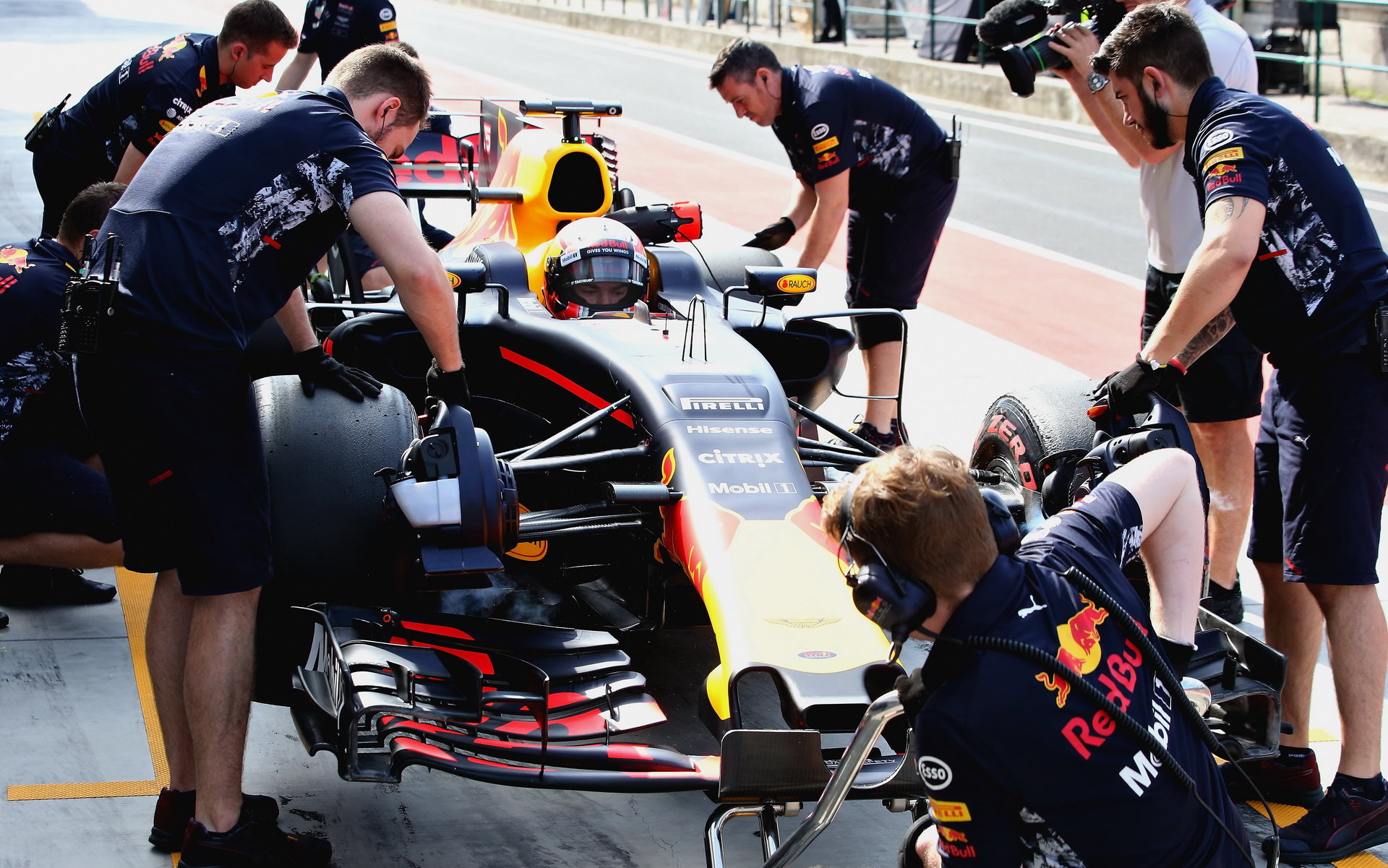 Pierre Gasly testuje druhý den vůz Red Bull RB13 - Renault v Maďarsku