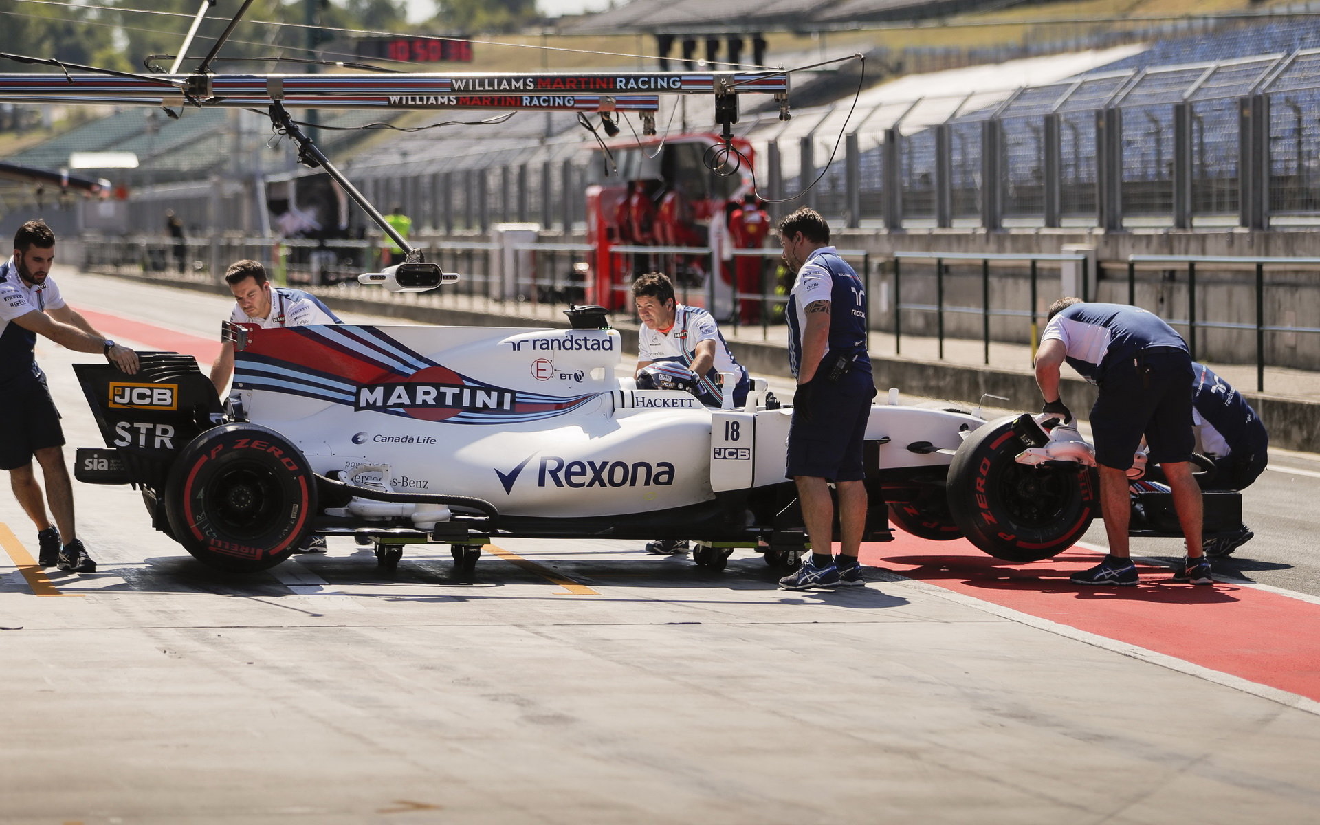 Lance Stroll testuje první den vůz Williams FW38 - Mercedes v Maďarsku