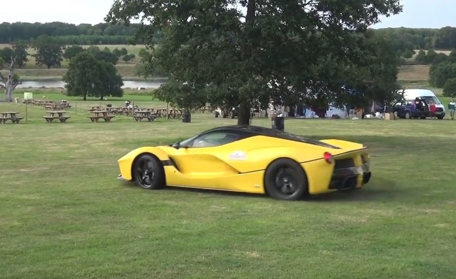 Ferrari LaFerrari se proměnilo v zatraceně drahou hračku pro údržbu trávníku