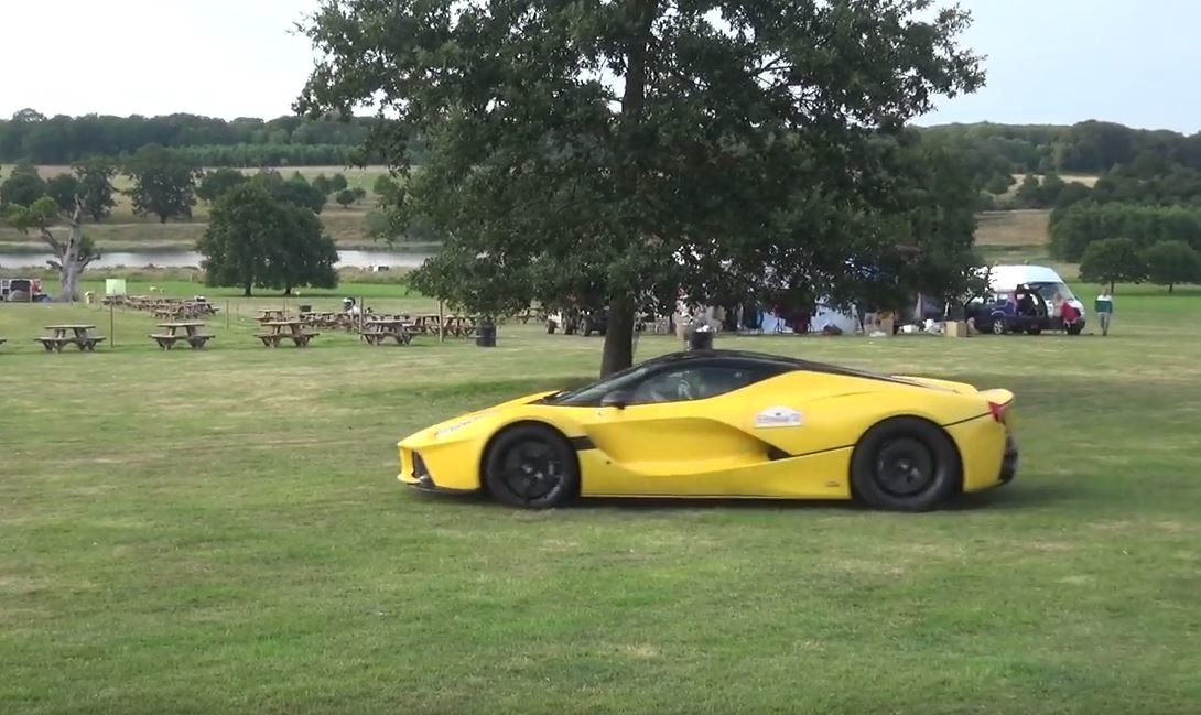 Ferrari LaFerrari se proměnilo v zatraceně drahou hračku pro údržbu trávníku