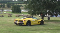 Ferrari LaFerrari se proměnilo v zatraceně drahou hračku pro údržbu trávníku