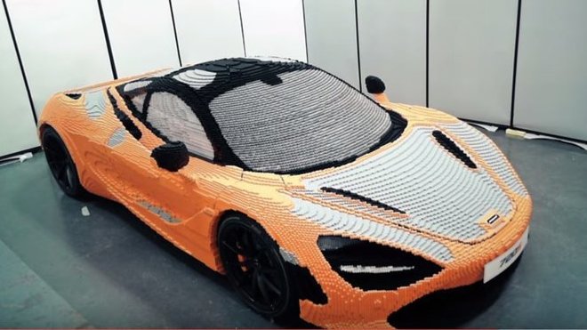 Jedinečná replika vozu McLaren 720S vyrobená z Lega