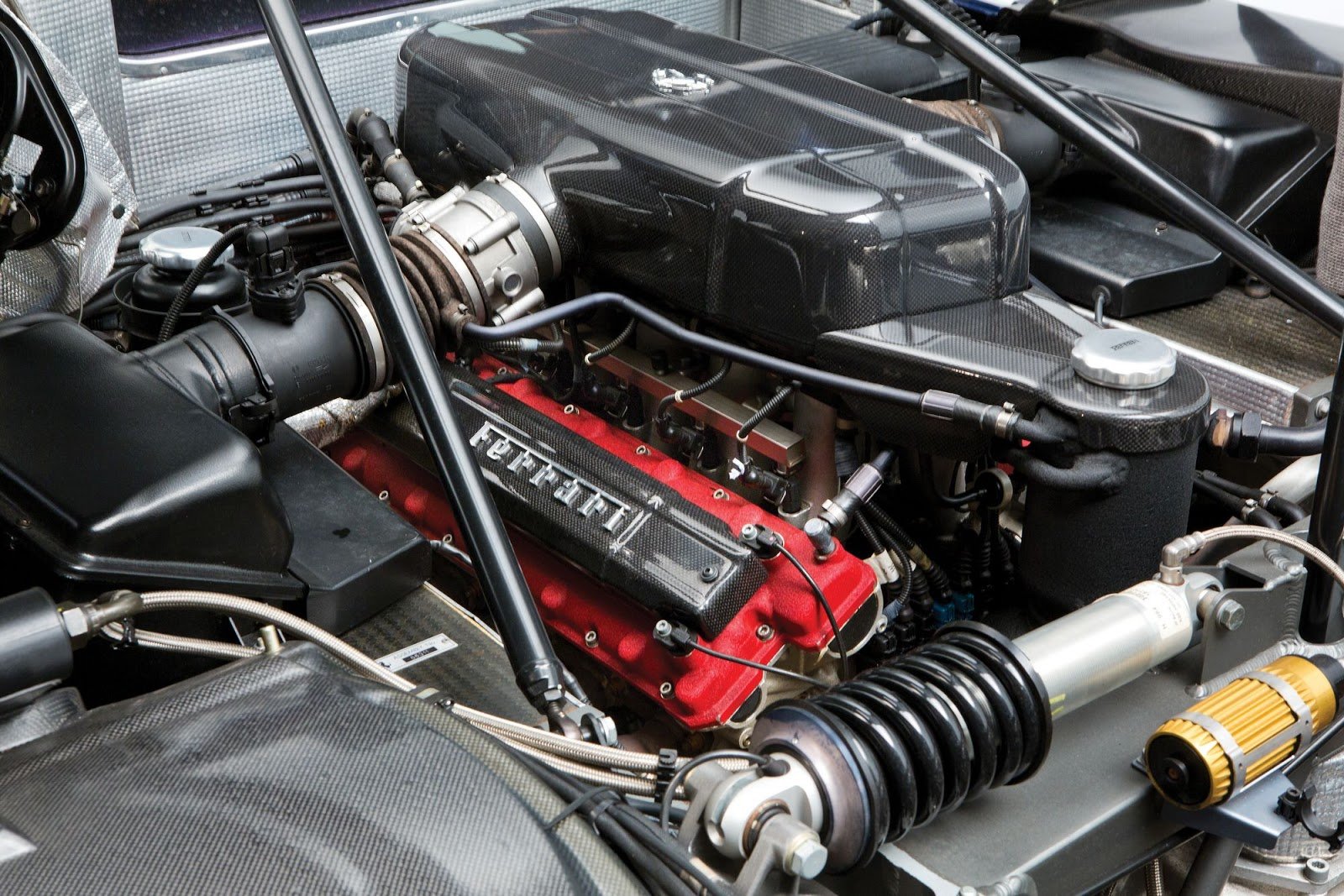 Atmosferický motor V12 po kapotou Ferrari Enzo