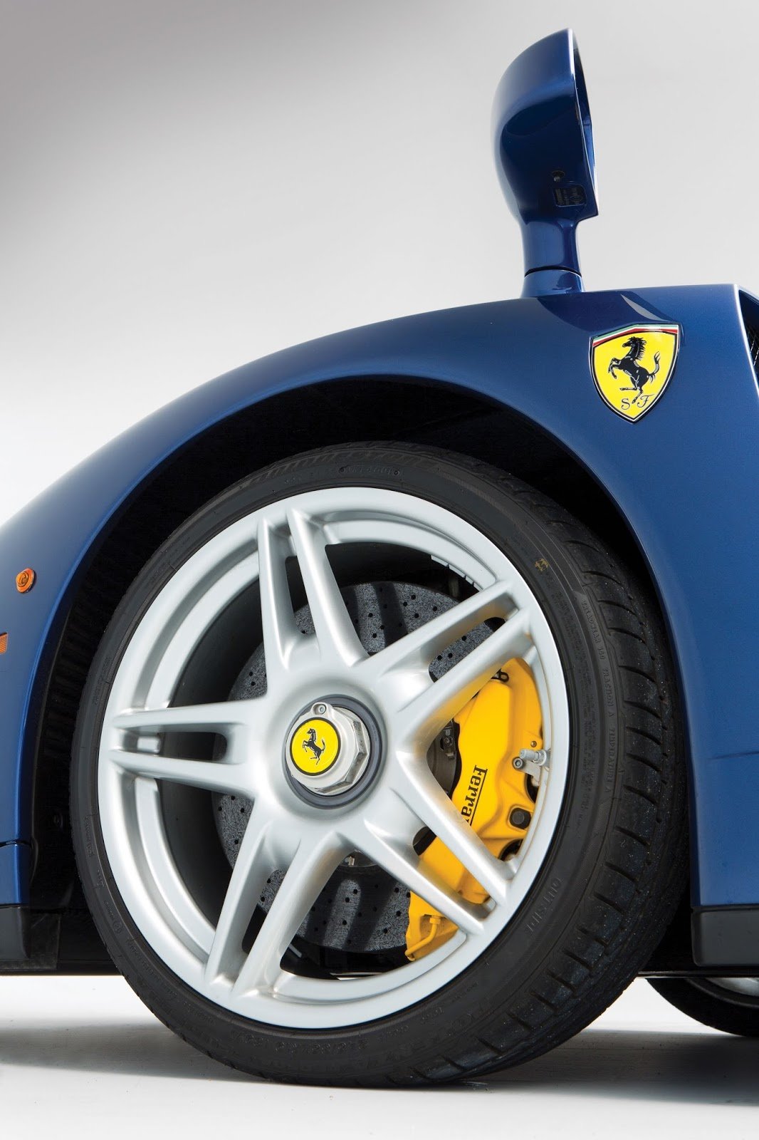 Vzácné Ferrari Enzo v modré barvě Tour de France