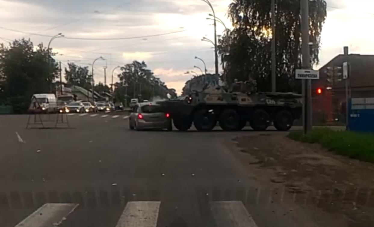 První pravidlo ruských silnic: Obrněný transportér má vždycky přednost