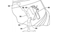 Nový patent Fordu má lidi odradit od výletů pod kapotu, kapalinu do ostřikovačů nalejí přes logo automobilky