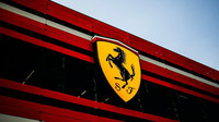 Logo Ferrari na budově továrny závodního týmu