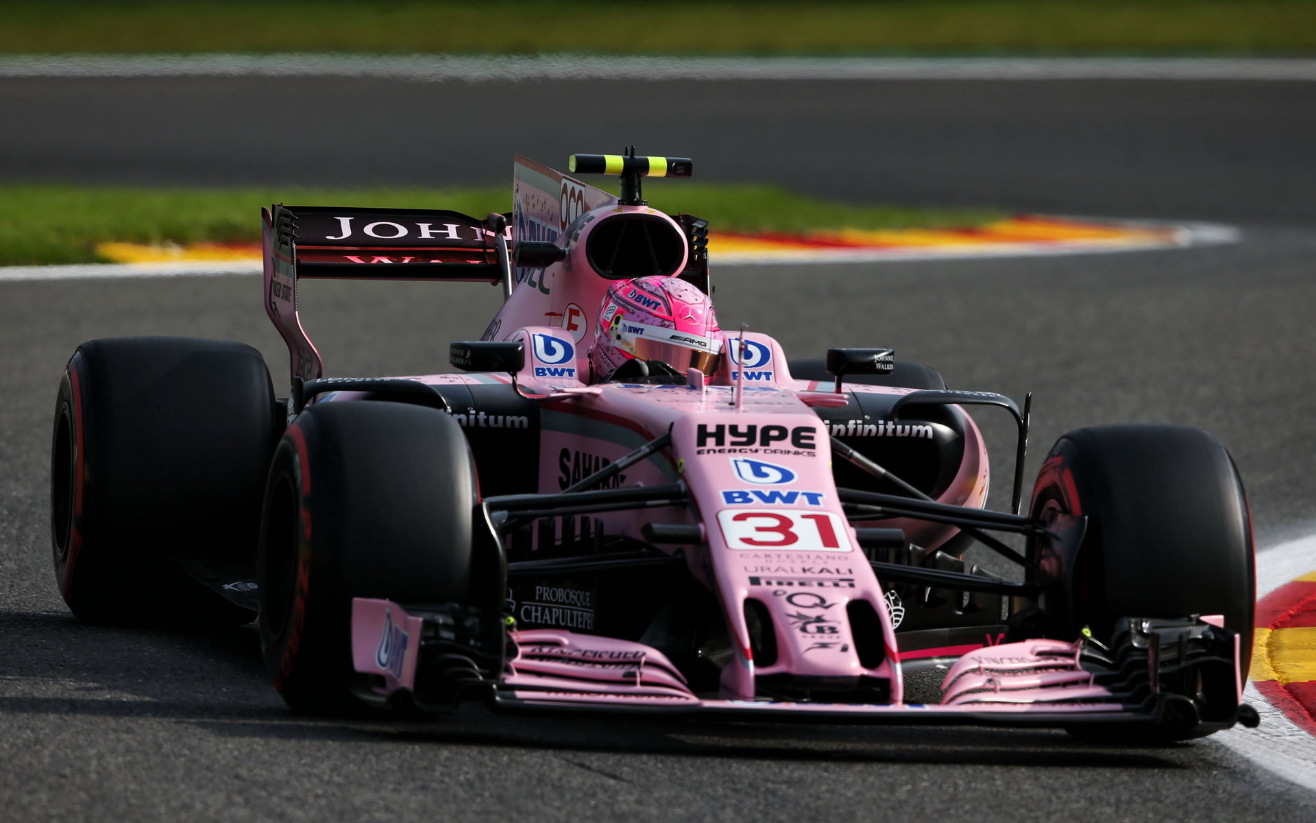 Esteban Ocon při tréninku v Belgii