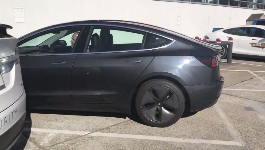 Tesla Model 3 se speciálními "Aero" kryty kol