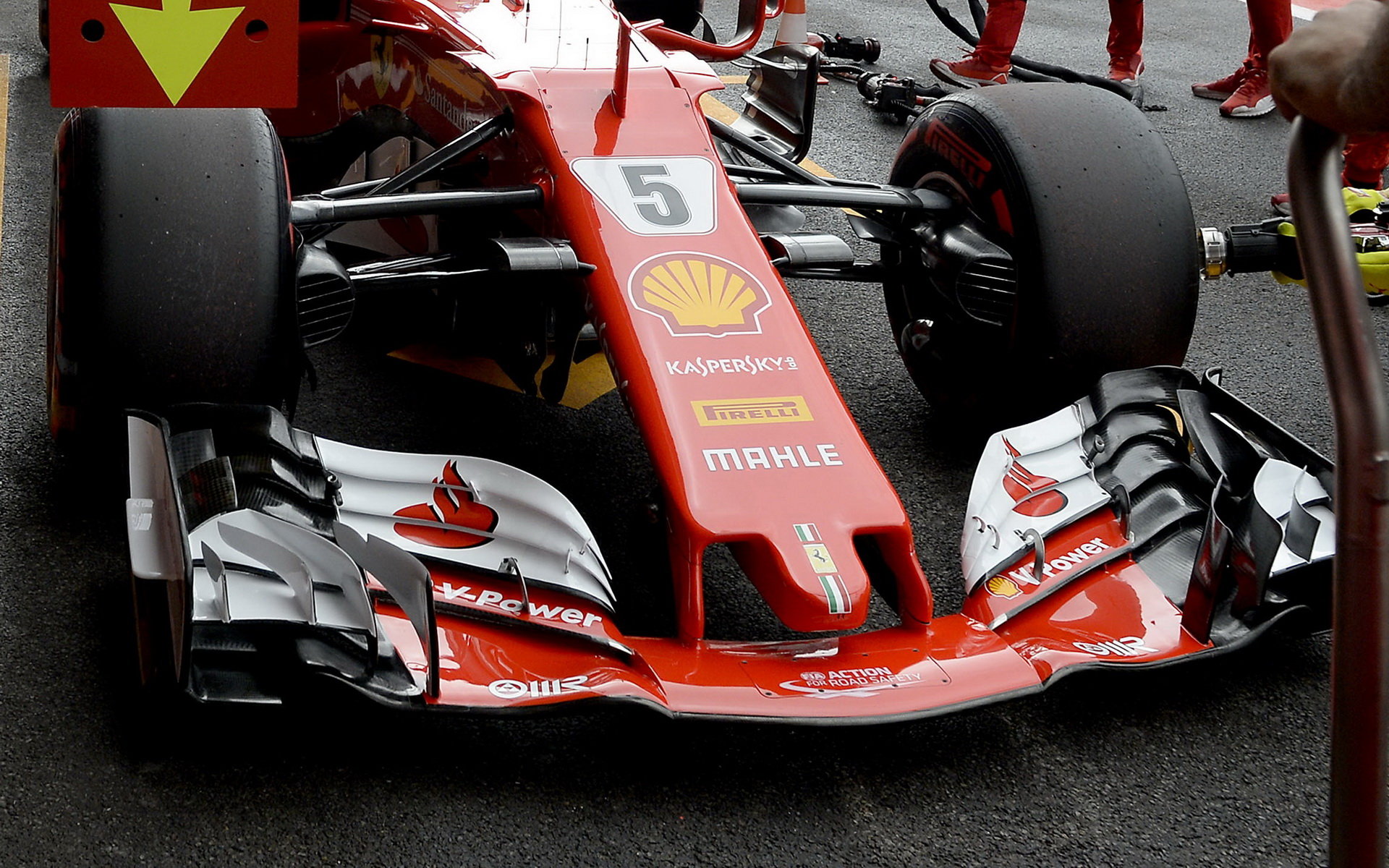 Přední křídlo vozu Ferrari SF70H v kvalifikaci v Belgii