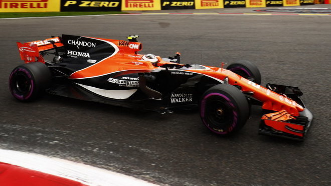 Stoffel Vandoorne s McLarenem MCL32 poháněným Hondou