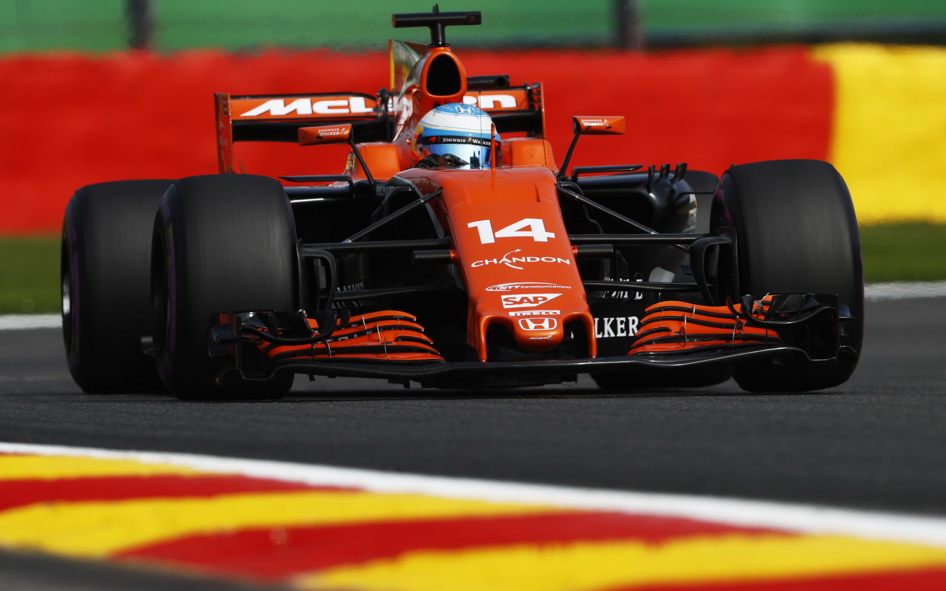 Fernando Alonso při tréninku v Belgii