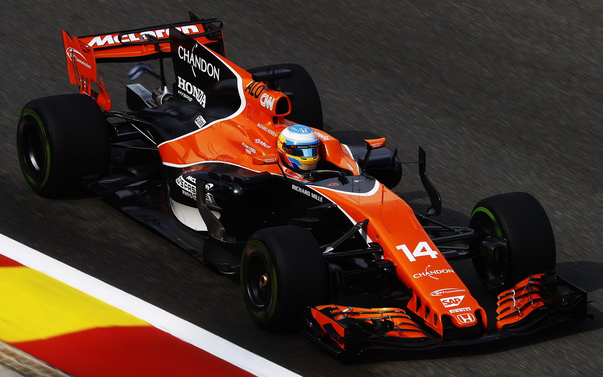 Fernando Alonso s McLarenem MCL32 během tréninku v Belgii