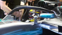 Lewis Hamilton s ochranou kokpitu při tréninku v Belgii