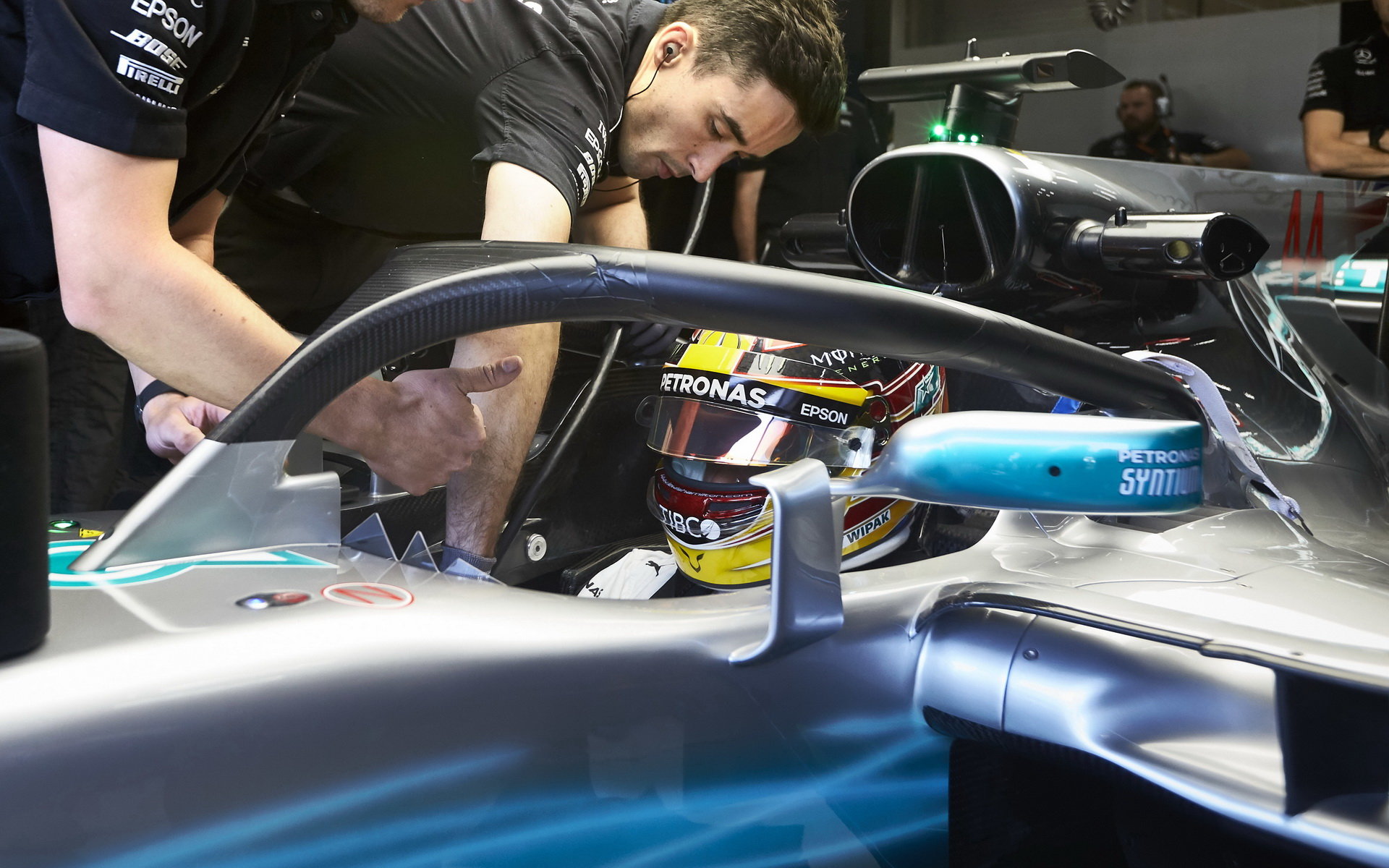 Lewis Hamilton při testu ochrany kokpitu Halo