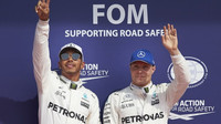 Valtteri Bottas a Lewis Hamilton po kvalifikaci v Belgii
