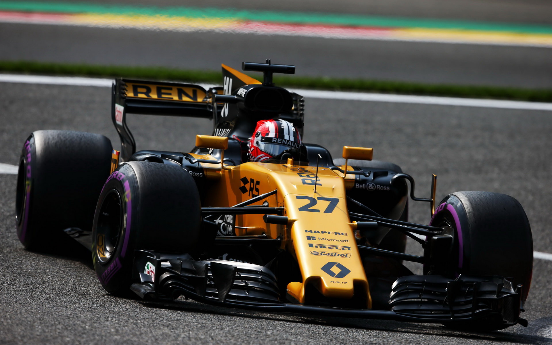 Nico Hülkenberg pomaloučku posouvá Renault středem pole