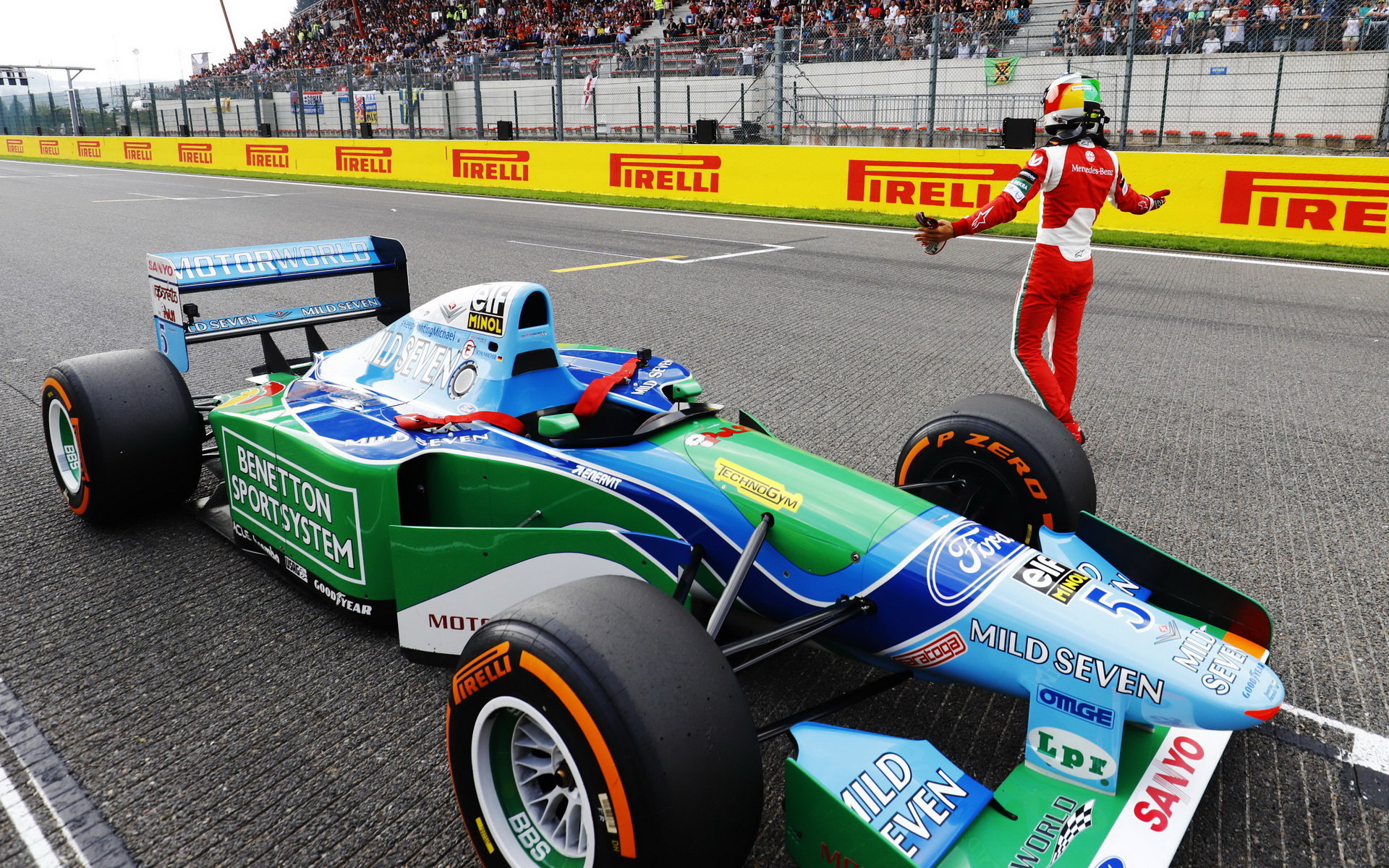 Mick Schumacher po předváděcí jízdě s Benettonem svého otce Michaela před Velkou cenou Belgie