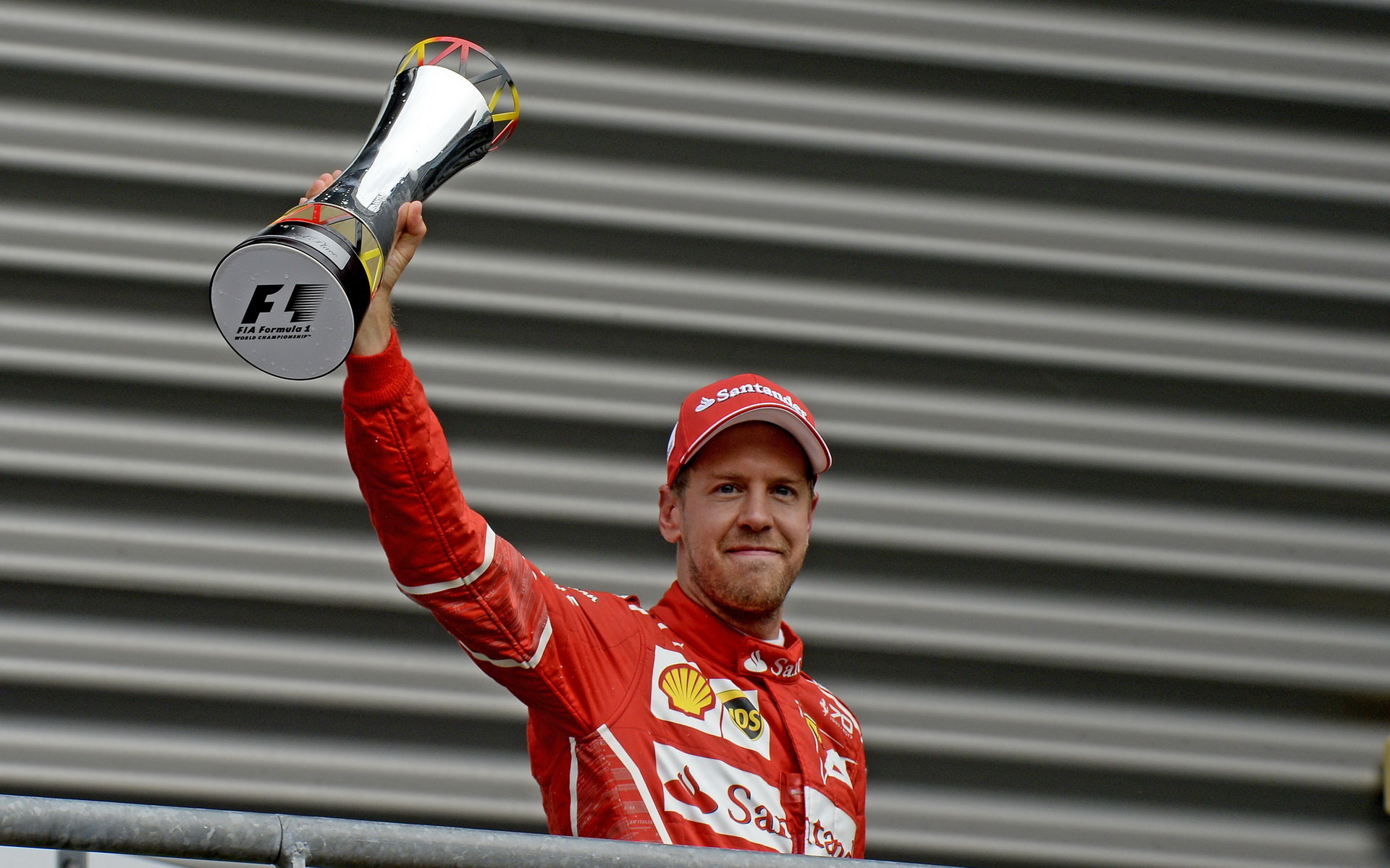 Sebastian Vettel se svou trofejí po závodě v Belgii