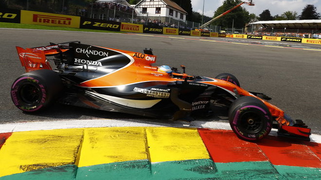 Fernando Alonso s McLarenem MCL32 v Belgii