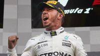 Lewis Hamilton slaví vítězství po závodě v Belgii