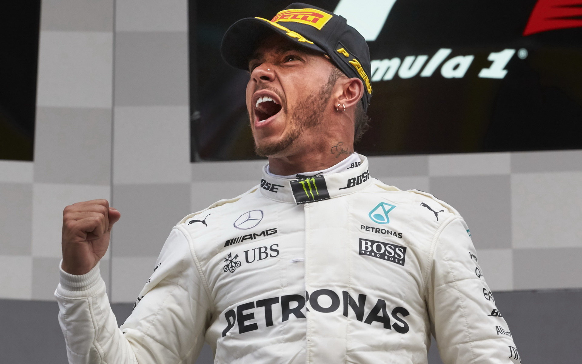 Lewis Hamilton slaví vítězství po závodě v Belgii