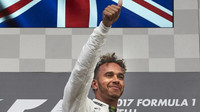 Lewis Hamilton na pódiu po závodě v Belgii