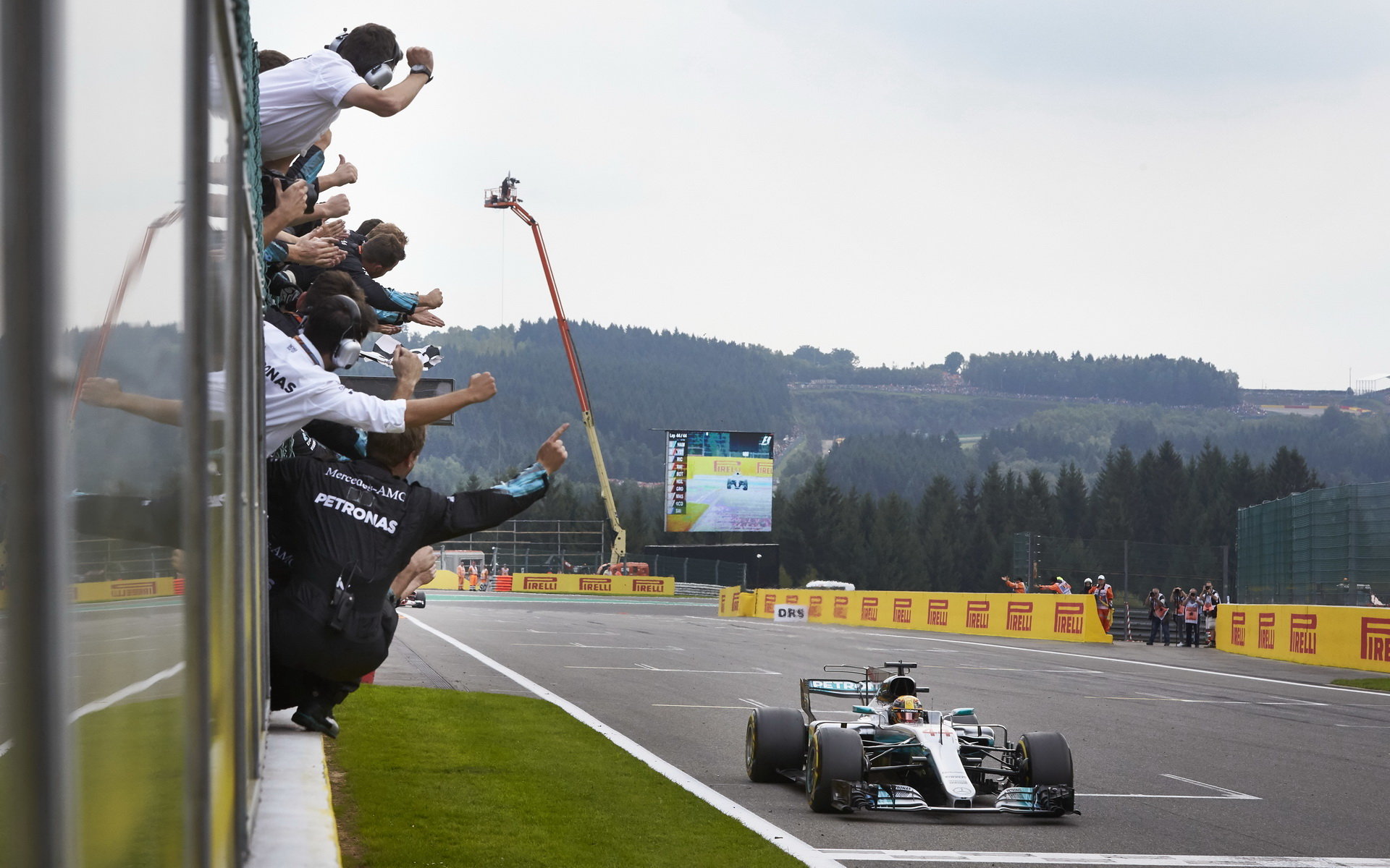 Lewis Hamilton v cíli závodu v Belgii