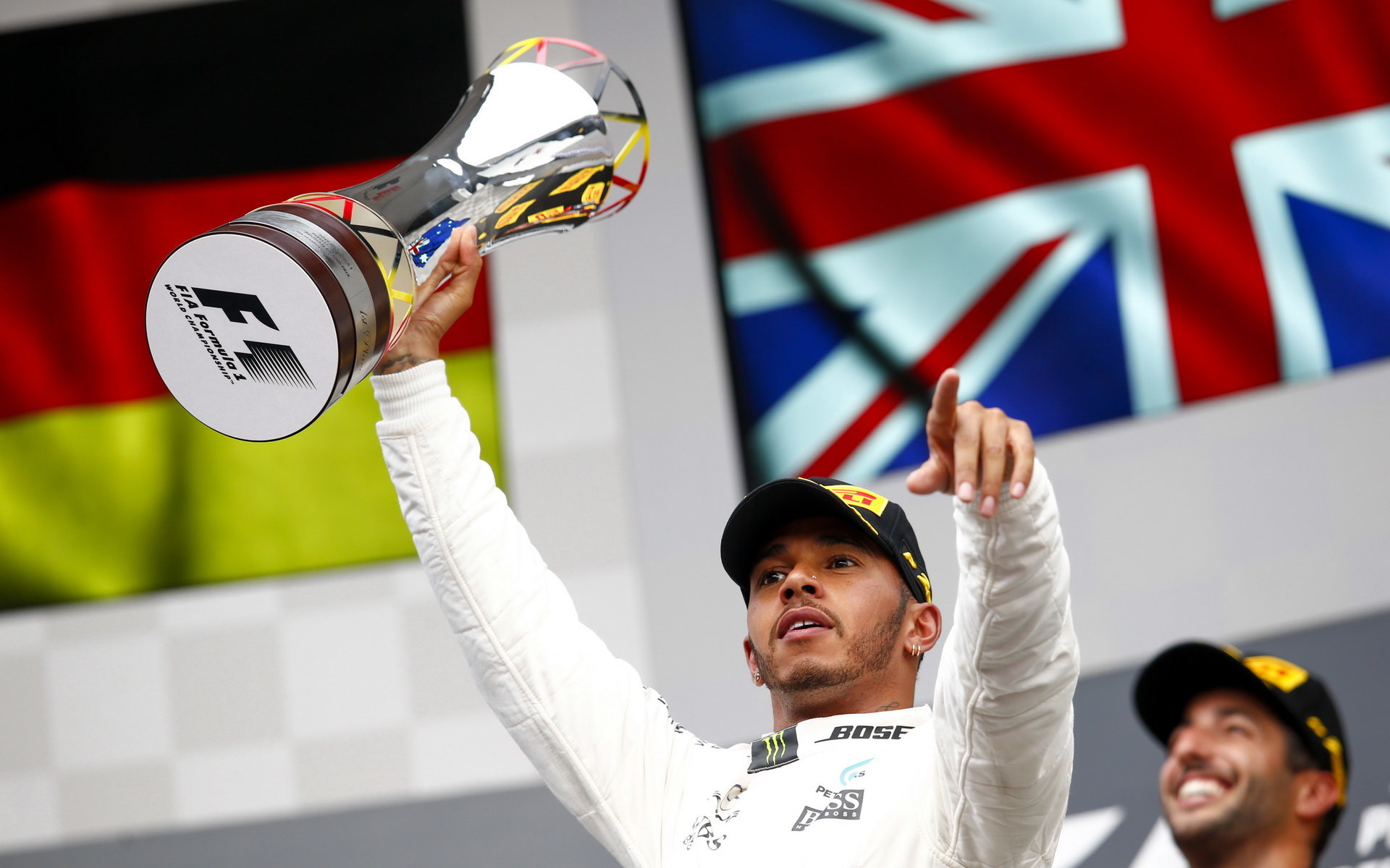 Lewis Hamilton se svou trofejí na pódiu po závodě v Belgii