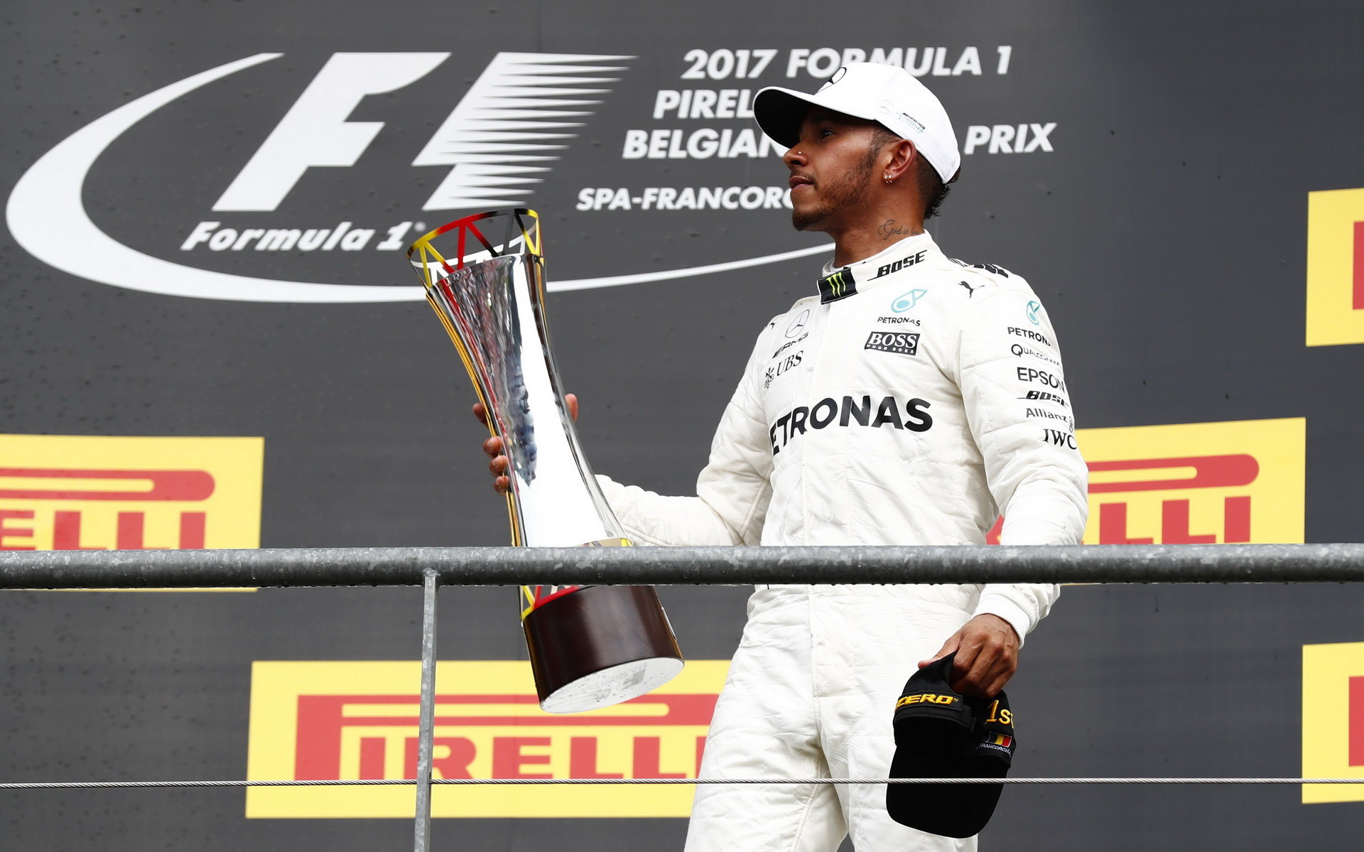 Lewis Hamilton na pódiu se svou trofejí po závodě v Belgii