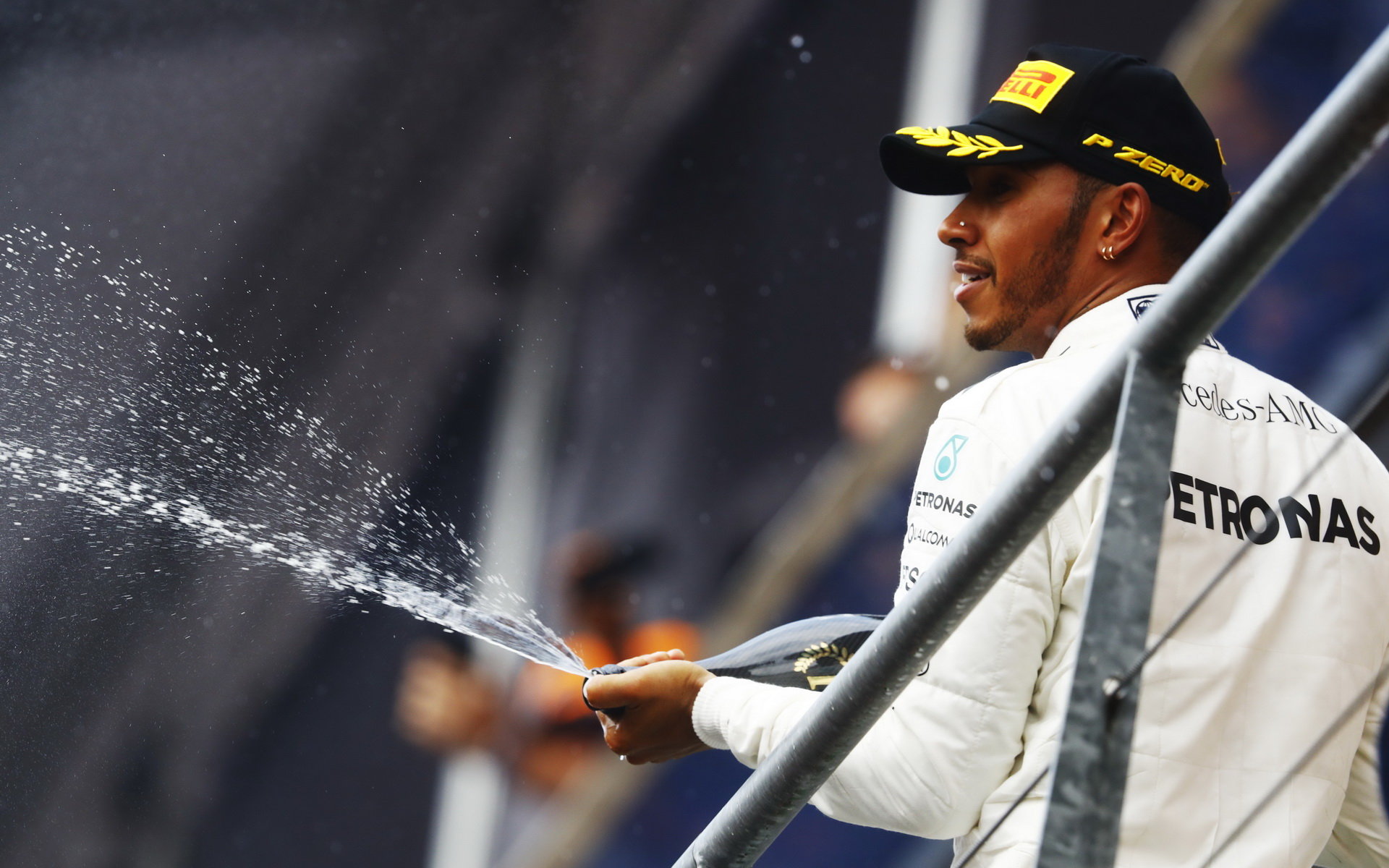 Hamilton slaví vítězství v Belgii a snížení Vettelova náskoku