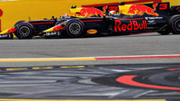 Max Verstappen a Daniel Ricciardo v závodě v Belgii