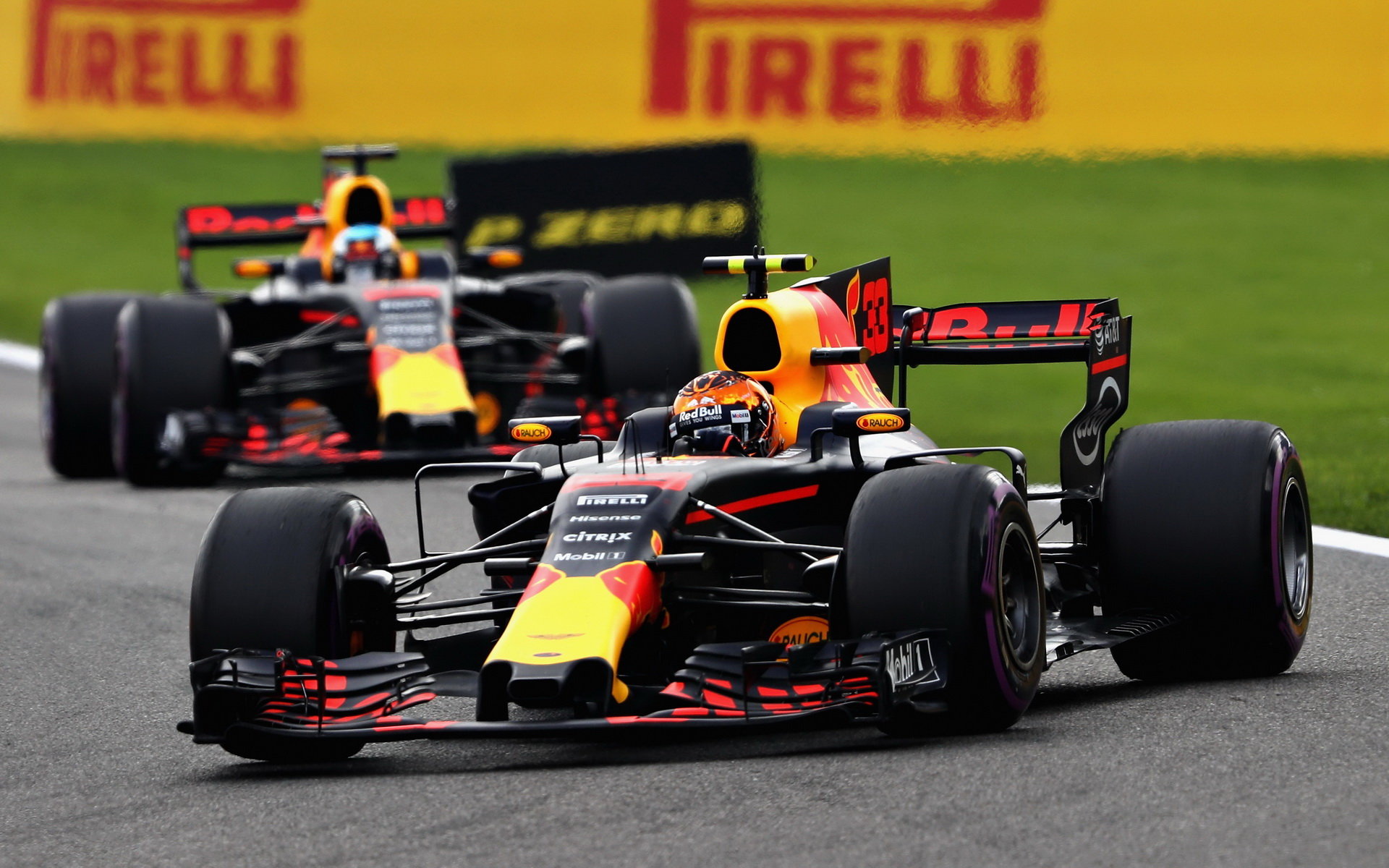 Max Verstappen a Daniel Ricciardo v závodě v Belgii