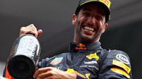 Daniel Ricciardo na pódiu po závodě v Belgii